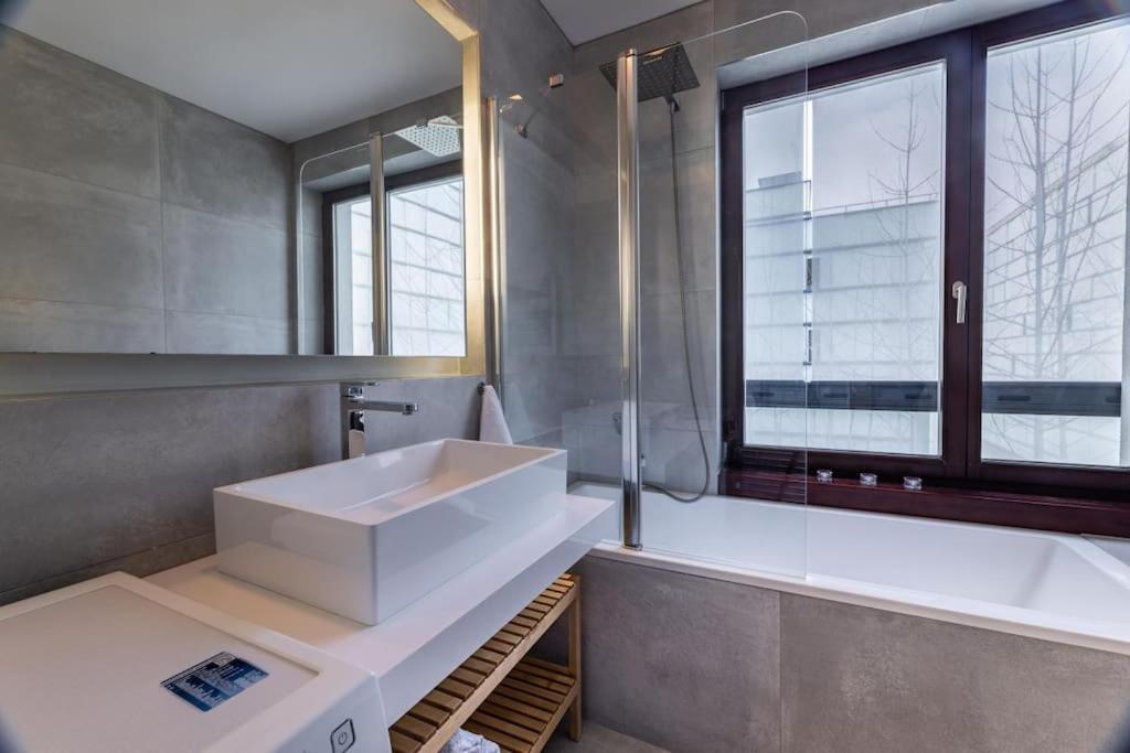 Modern Spacious Flat With A Terrace And A Parking Prága Kültér fotó